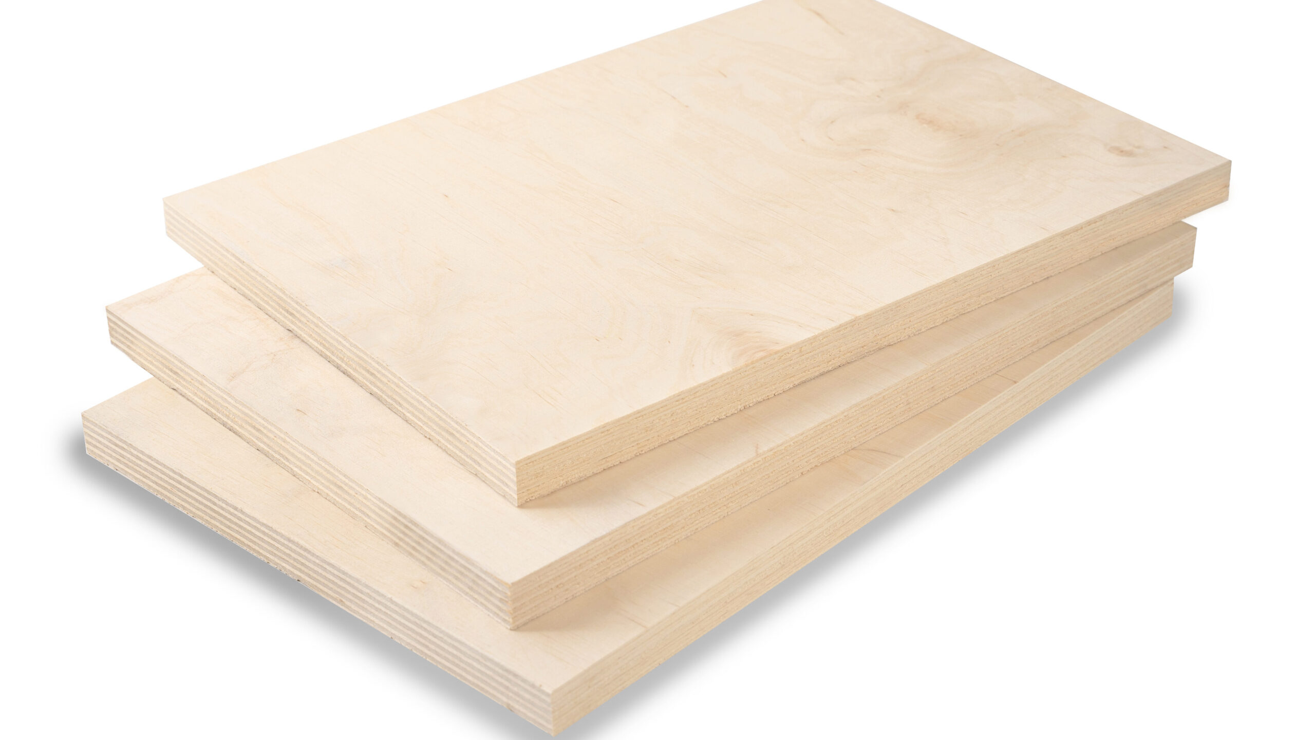 Trzy płyty sklejki drewnianej na białym tle.