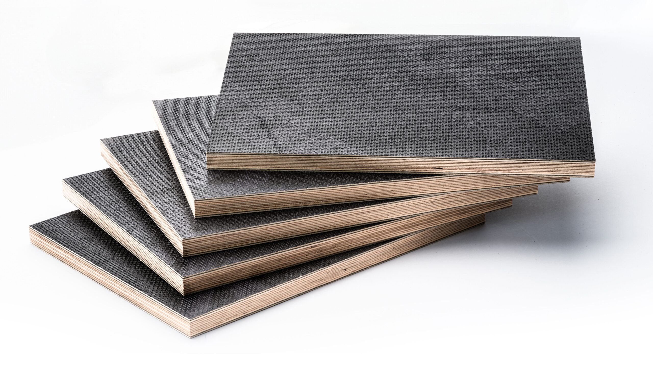 Czarne sklejki przemysłowe w stosie