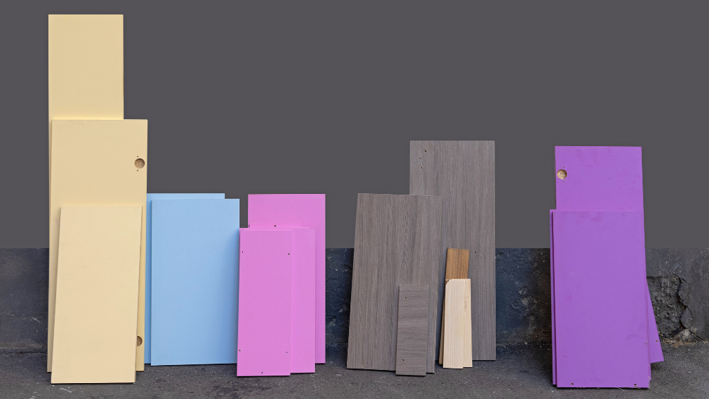 Kolorowe płyty meblowe na tle ściany