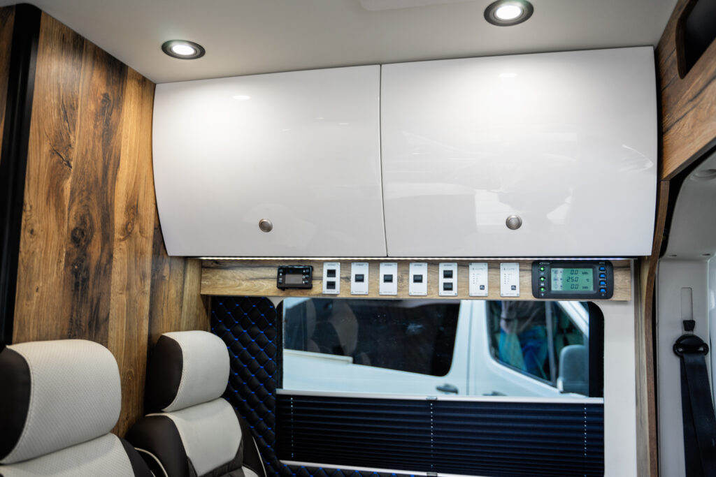 Wnętrze kampera, szafki i panel sterowania